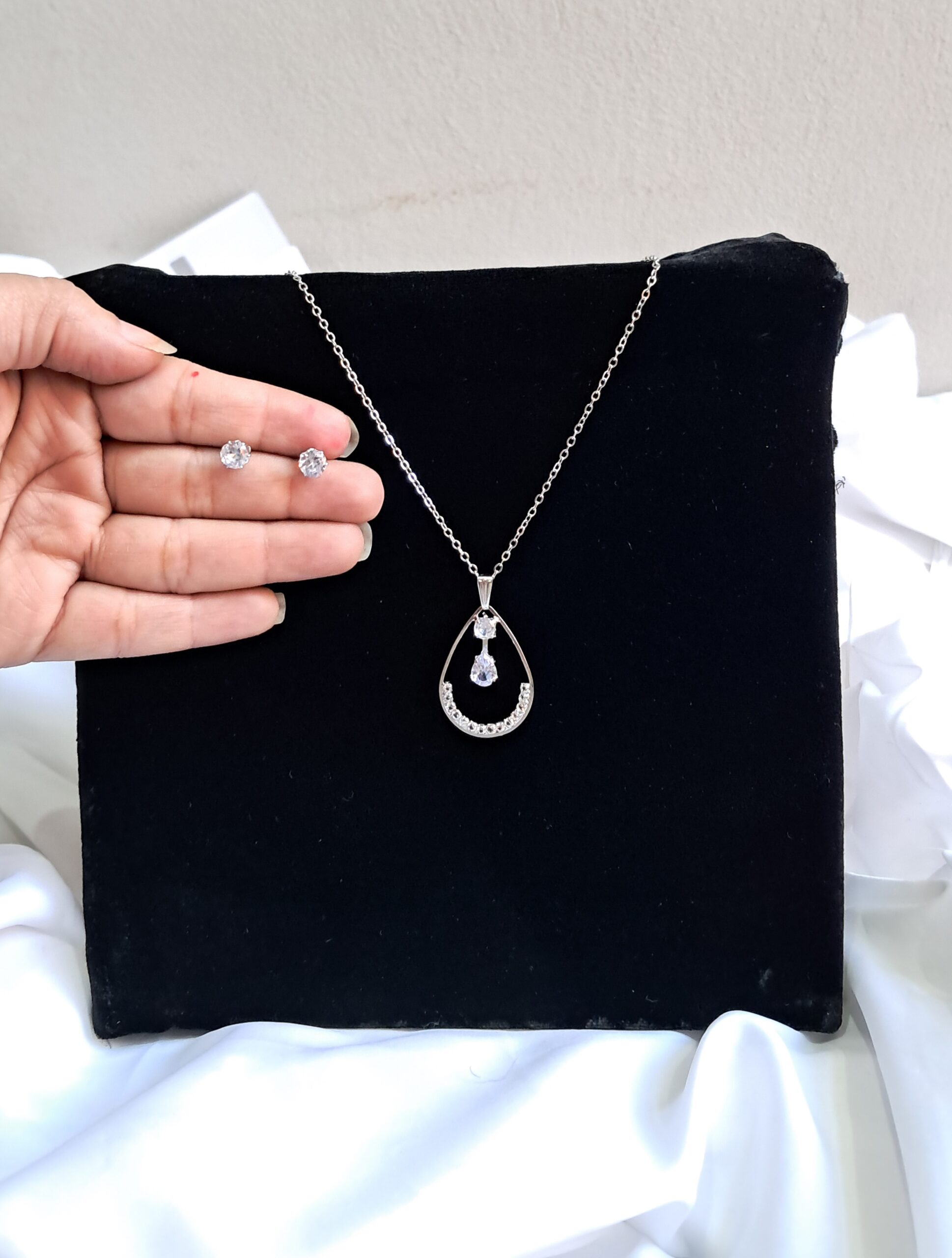 Crystal Teardrop Silver Halo Setš¤